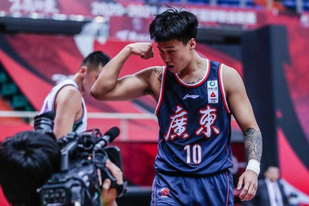 萧海龙也咬牙切齿，面露得色。